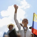 La líder de la oposición María Corina Machado saluda a sus seguidores durante una manifestación para protestar por los resultados oficiales que declararon al presidente Nicolás Maduro como ganador de las elecciones de julio, en Caracas, Venezuela, el 17 de agosto de 2024. (Foto de Pedro Rances Mattey/Anadolu vía Getty Images)