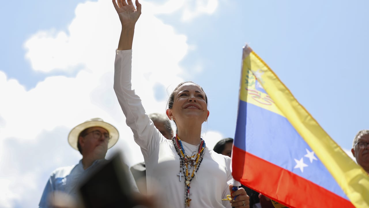 La líder de la oposición María Corina Machado saluda a sus seguidores durante una manifestación para protestar por los resultados oficiales que declararon al presidente Nicolás Maduro como ganador de las elecciones de julio, en Caracas, Venezuela, el 17 de agosto de 2024. (Foto de Pedro Rances Mattey/Anadolu vía Getty Images)
