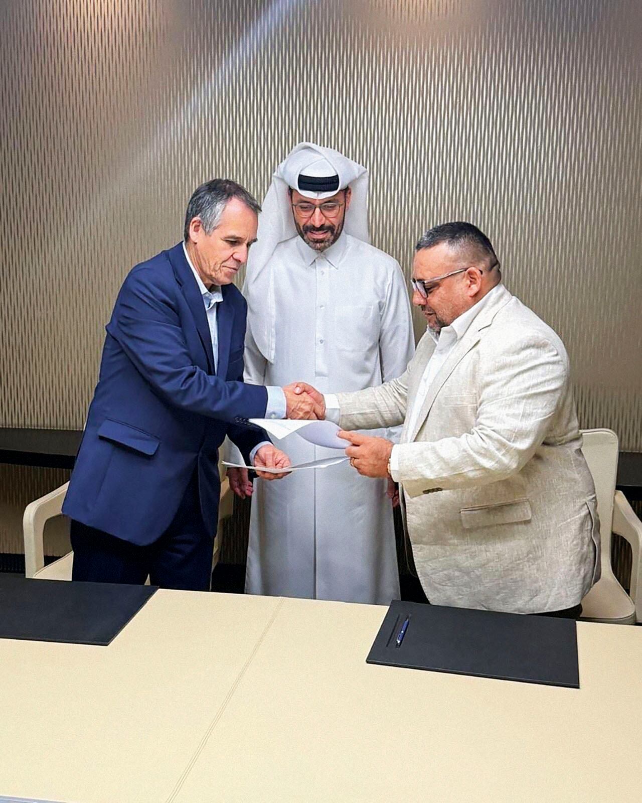 Álvaro Jiménez, jefe del espacio sociojurídicodel Gobierno, junto a Luis Armando Pérez, jefe político del Clan del Golfo, en la apertura de los diálogos. 