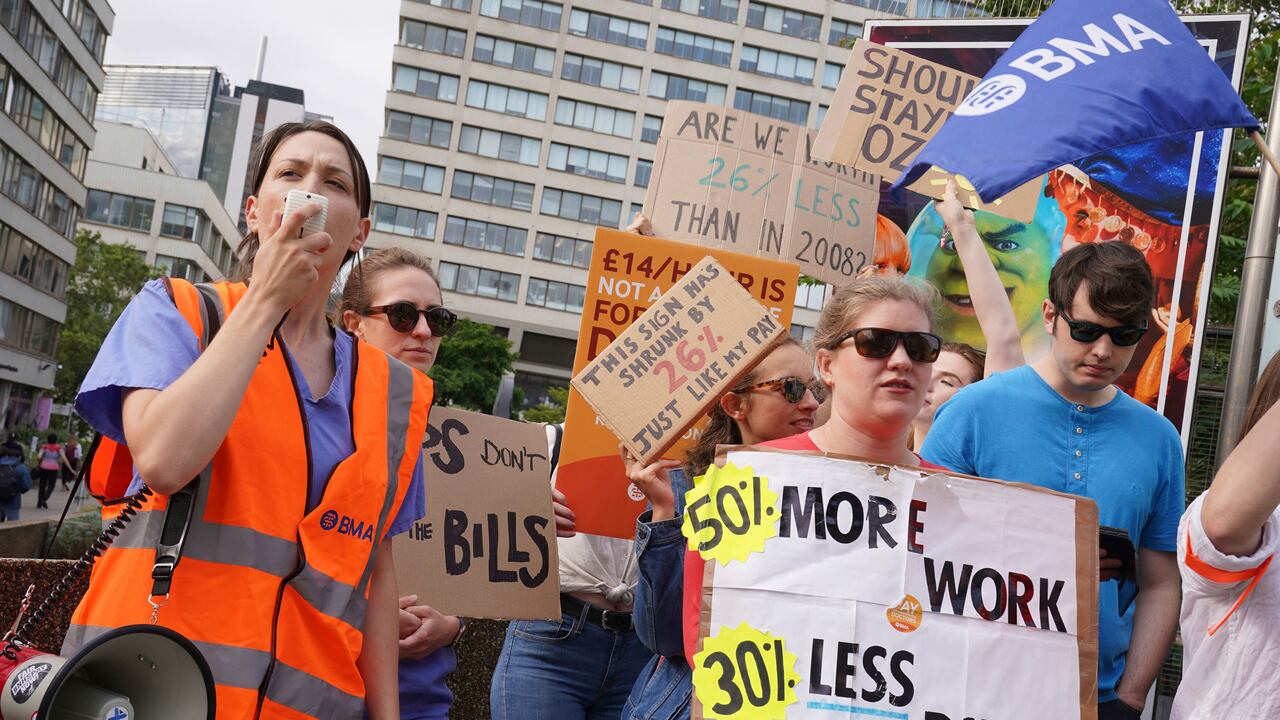 Los médicos exigen mejoras salariales del 35 %.