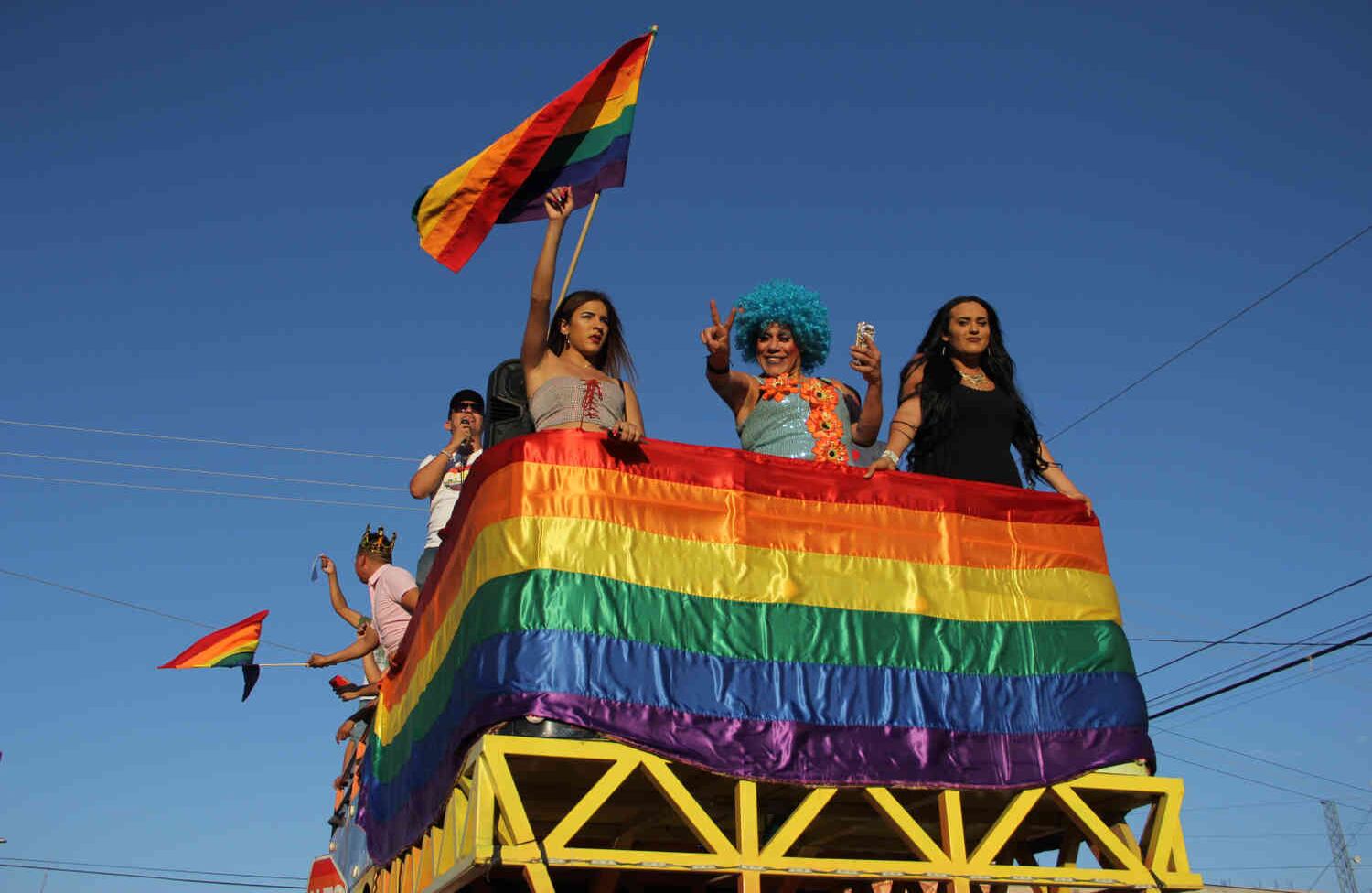 Los activistas participan en el desfile de Orgullo Gay, Bisexual, Transexual y Transexual en Ciudad Juárez, México, el 10 de junio de 2018. Herika Martinez / AFP