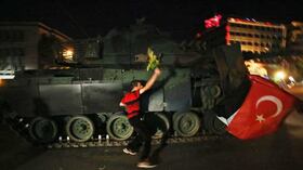 Un tanque se mueve hacia los ciudadanos mientras ellos intentan detenerlos. Foto: AP