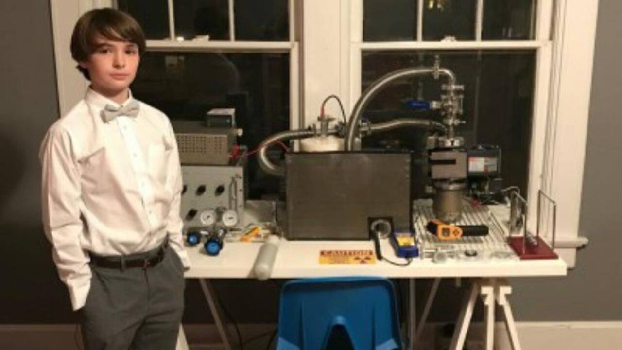 A Jackson se le ocurrió la idea de crear un reactor nuclear en su propia casa, transformando una habitación de juegos en un laboratorio, buscando convertirse en el más joven de la historia en construir este dispositivo.