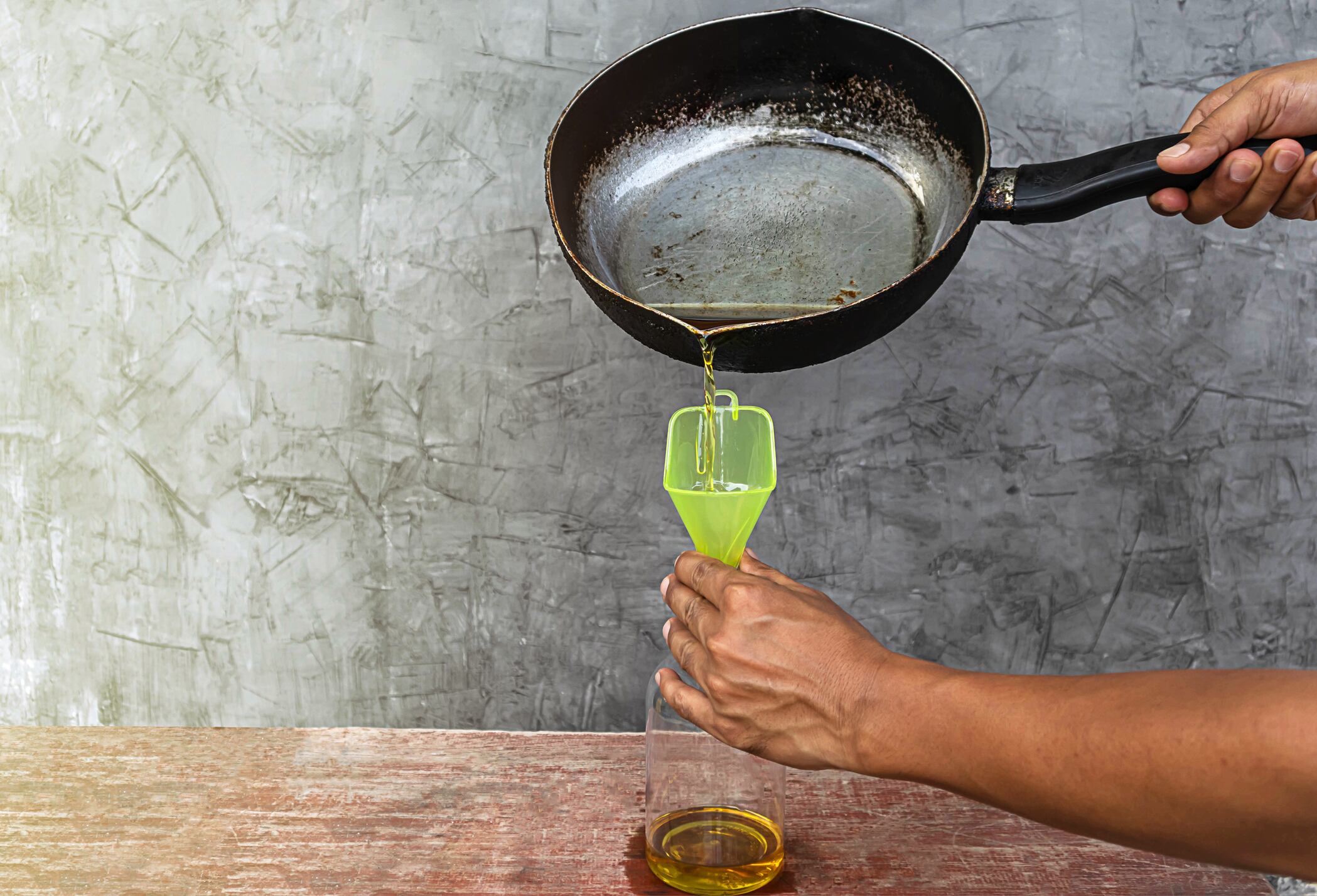 Tirar el aceite por el fregadero puede tener graves consecuencias, incluyendo la contaminación del agua y la obstrucción de las redes de alcantarillado.