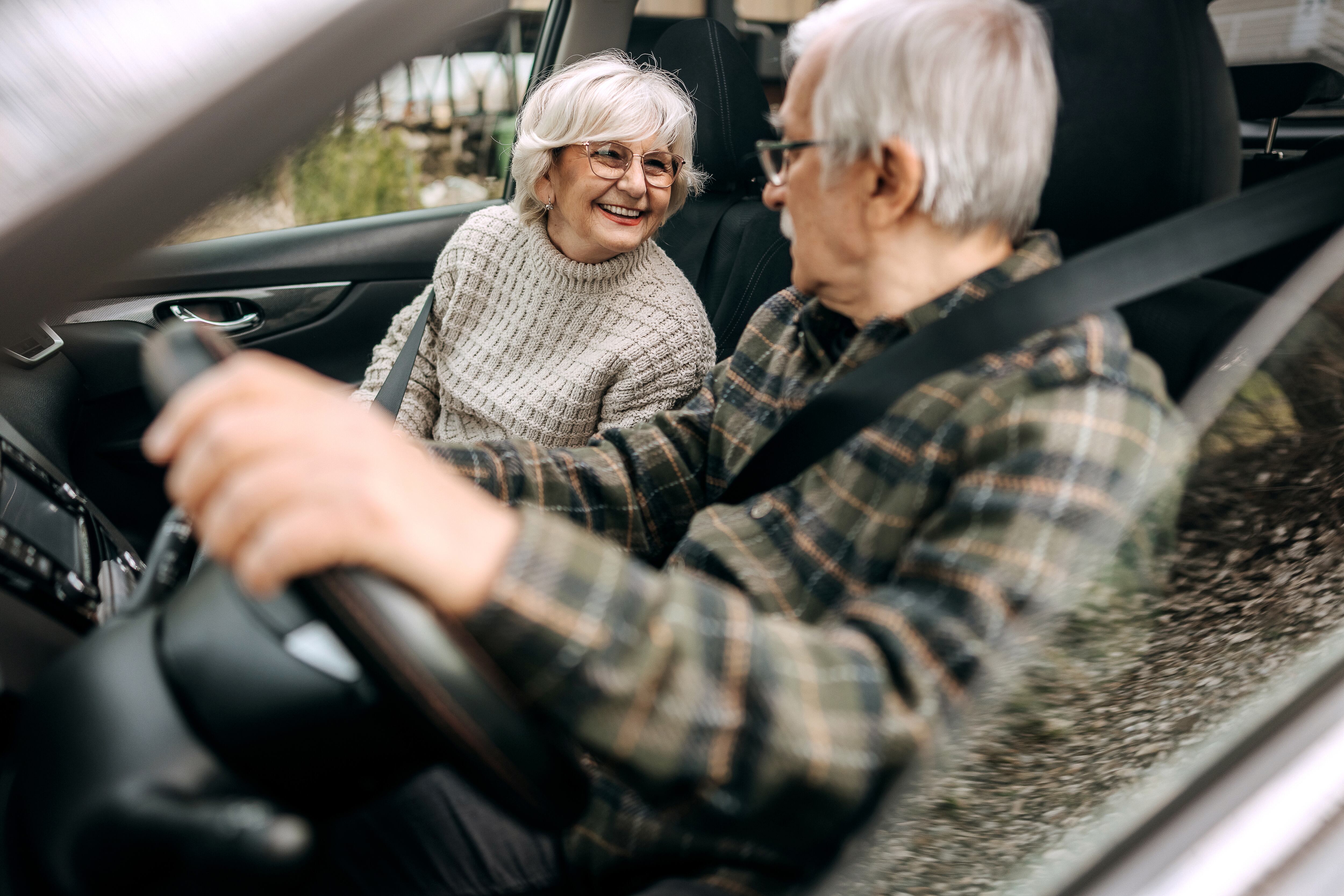 Illinois avanza hacia una reforma en los requisitos de conducción para adultos mayores