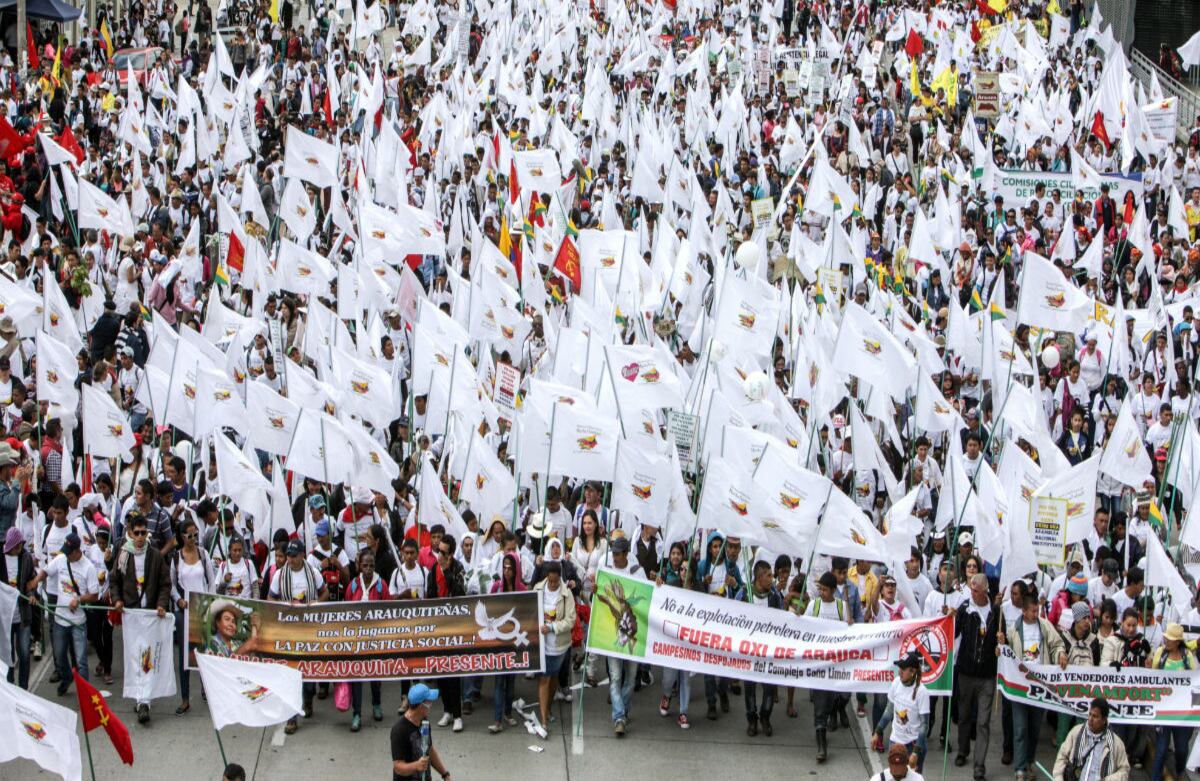 Miles de personas marchan este jueves 9 de abril en Bogotá, durante el Día Nacional de la Memoria y la Solidaridad con las Víctimas. 