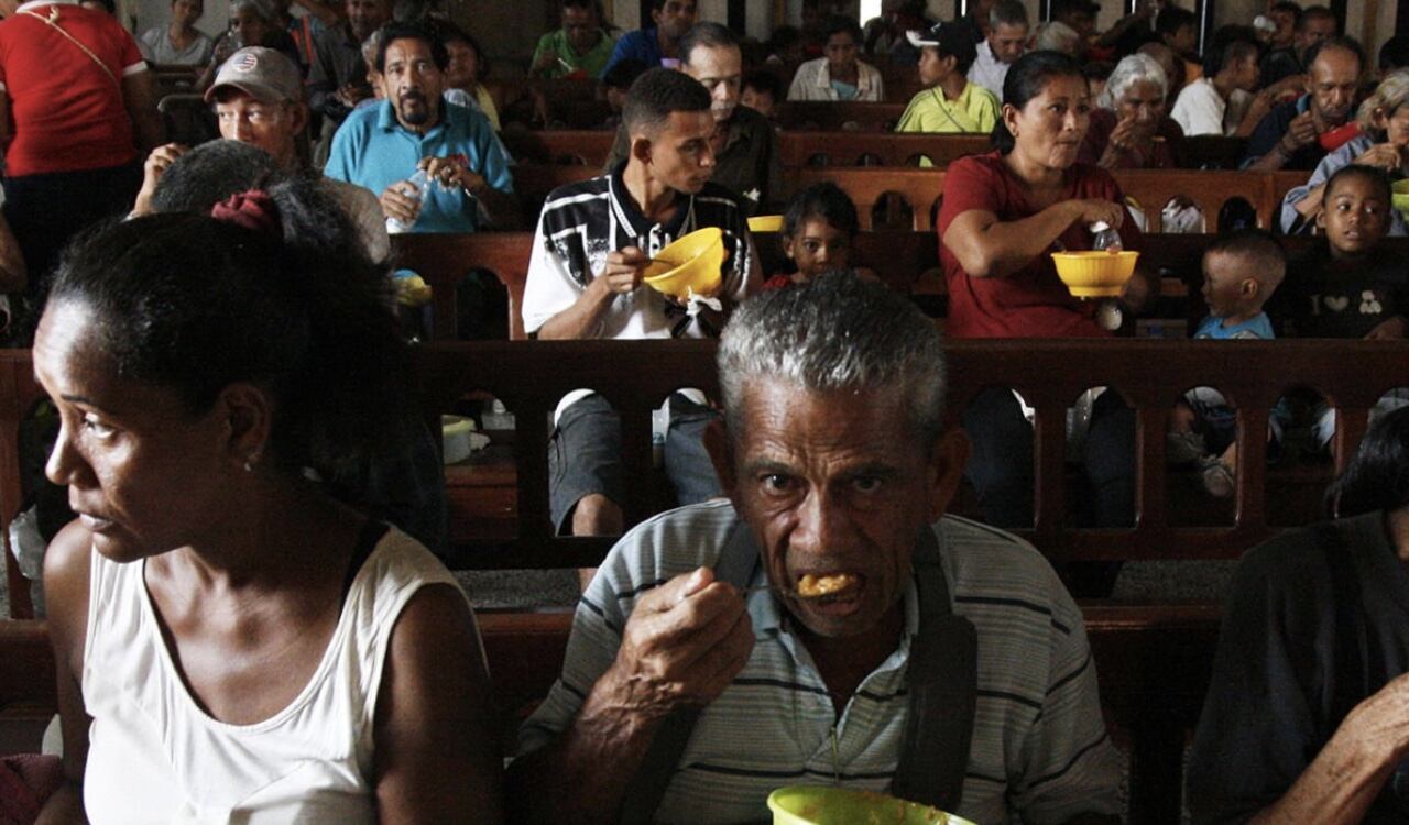 Así como las medicinas son escasas, la comida también es insuficiente y costosa
