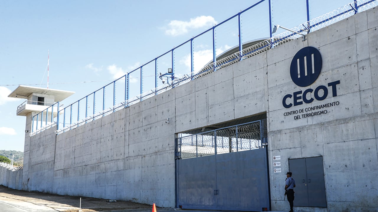 El Centro de Confinamiento para el Terrorismo (Cecot) es una cárcel gigante y con la última tecnología. Cuenta con 300.000 metros cuadrados y ocho pabellones. La posibilidad de fuga es prácticamente imposible.