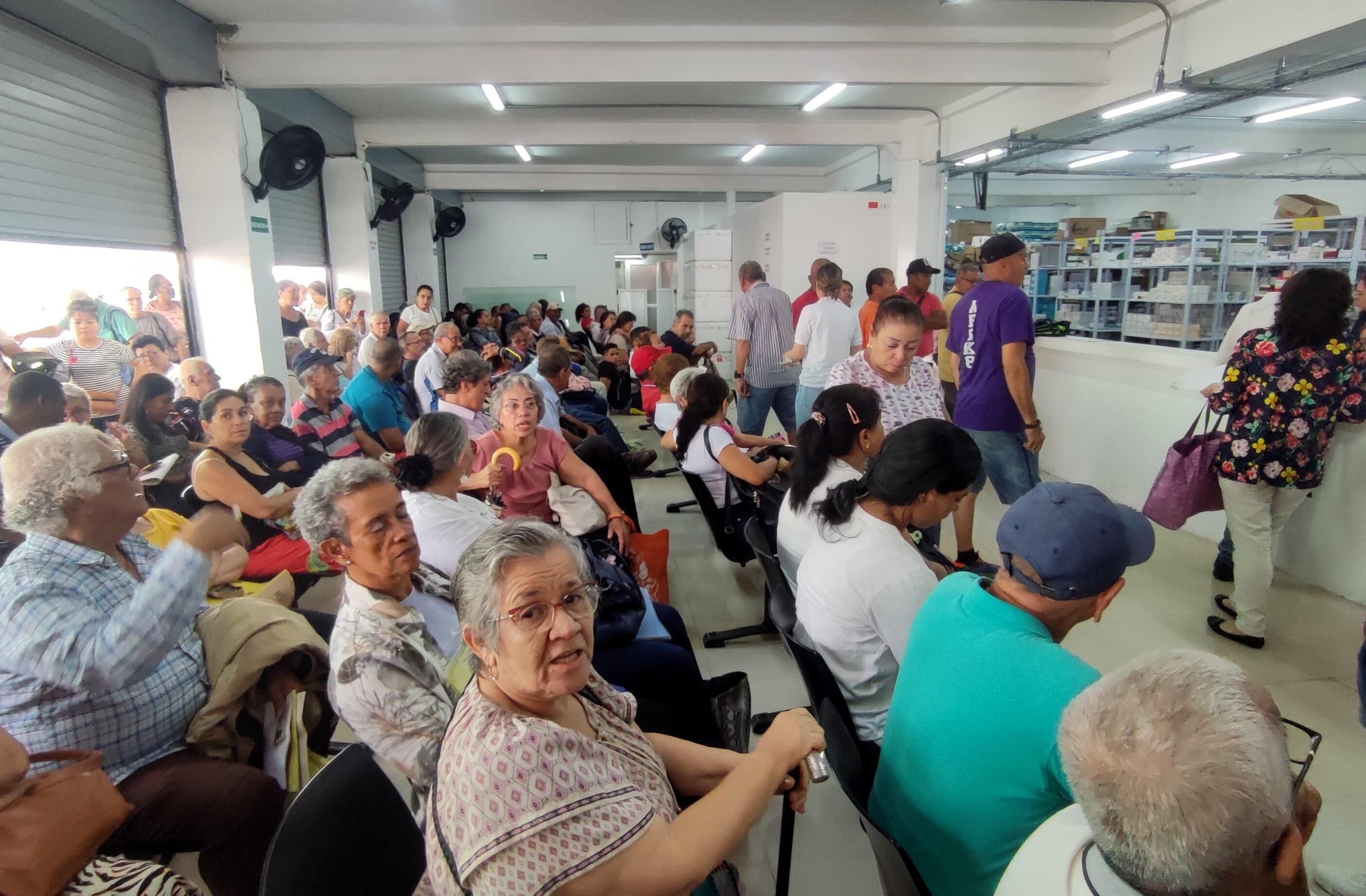 Usuarios de la EPS SOS afectados por el cambio de dispensario a droguerías Ramedicas en Cali. En el barrio Calima la gente pasa la noche esperando por una de las 200 fichas para ser atendidos y reclamar medicamentos.