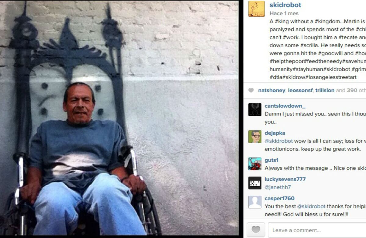 “Un rey sin reino... Martin está parcialmente paralizado y pasa la mayor parte del tiempo descansando porque no puede trabajar. Le compré una Tecate y un poco de dinero. Realmente necesita algo de ropa, entonces lo llevaremos a la caridad”. Foto: @skidrobot 