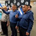 Isaías Martinez Rivas, el primer hombre vestido de azul desde la derecha, permanece parado junto a otros opositores políticos de Nicaragua recientemente liberados durante una rueda de prensa en la oficina de la alcaldesa del condado de Miami-Dade, Daniella Levine-Cava, el miércoles 15 de febrero de 2023. (AP Foto/Lynne Sladky)