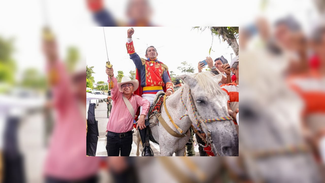 El presidente, Gustavo Petro, junto a 'Simón Bolívar' en Cubará (Boyacá)