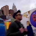 Los peatones pasan junto a los carteles del Super Bowl 58 de la NFL el martes 6 de febrero de 2024 en Las Vegas.