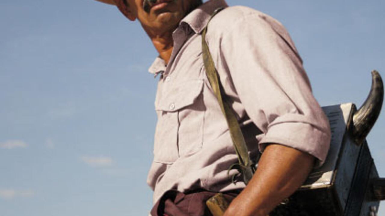 El juglar Ignacio Carrillo (Marciano Martínez) viaja de Majagual a Taroa para devolverle a su maestro un acordeón que no quiere tener en sus manos