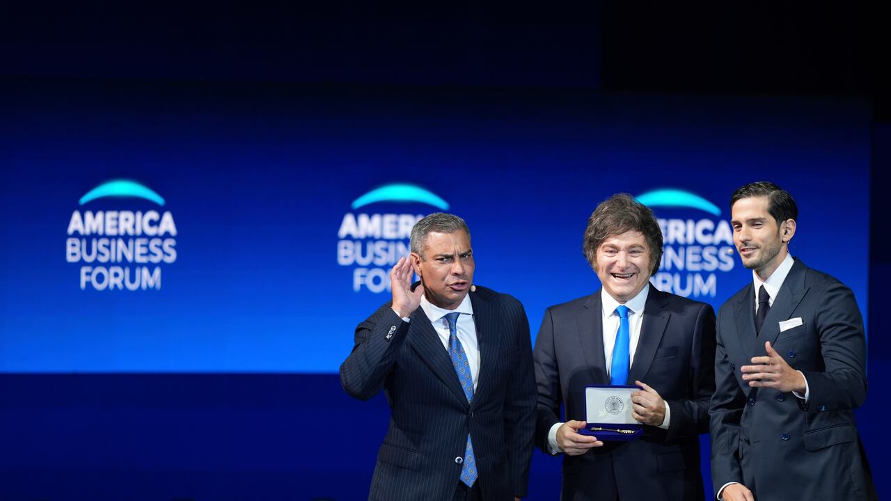 El alcalde de Miami, Francis Suarez, junto al presidente de Argentina, Javier Milei, y el fundador del foro, Ignacio González.