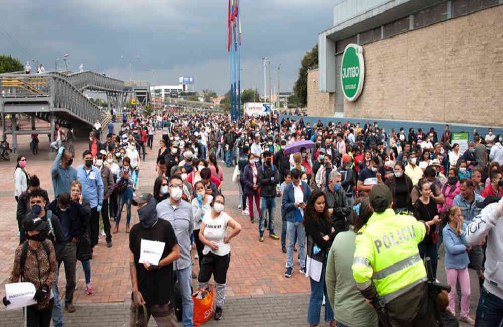 Filas infinitas para comprar comida durante la cuarentena