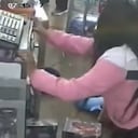 Momento que la mujer trataba de correr para que su expareja no la atacara con el cuchillo.