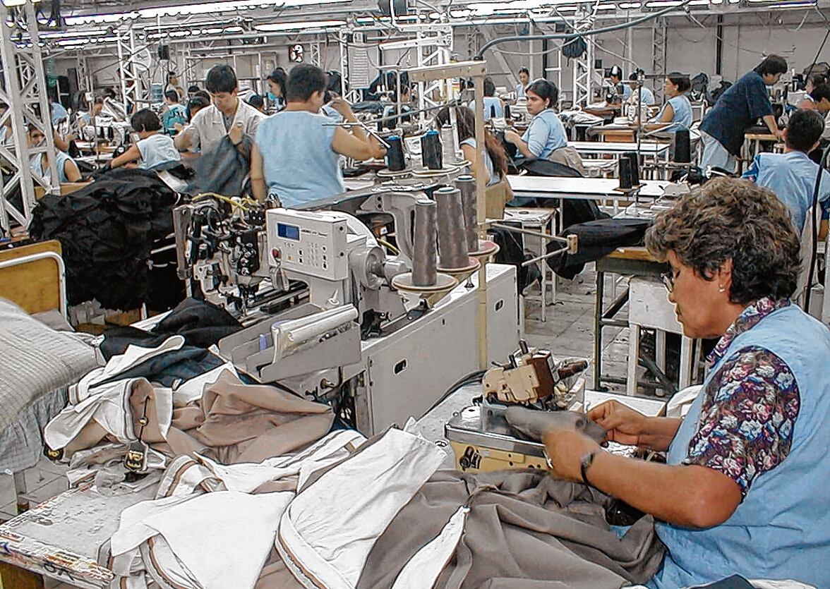El empleo femenino es mayoritario en la industria de la confección y sería de los más afectados por la eliminación de los aranceles al hilo.