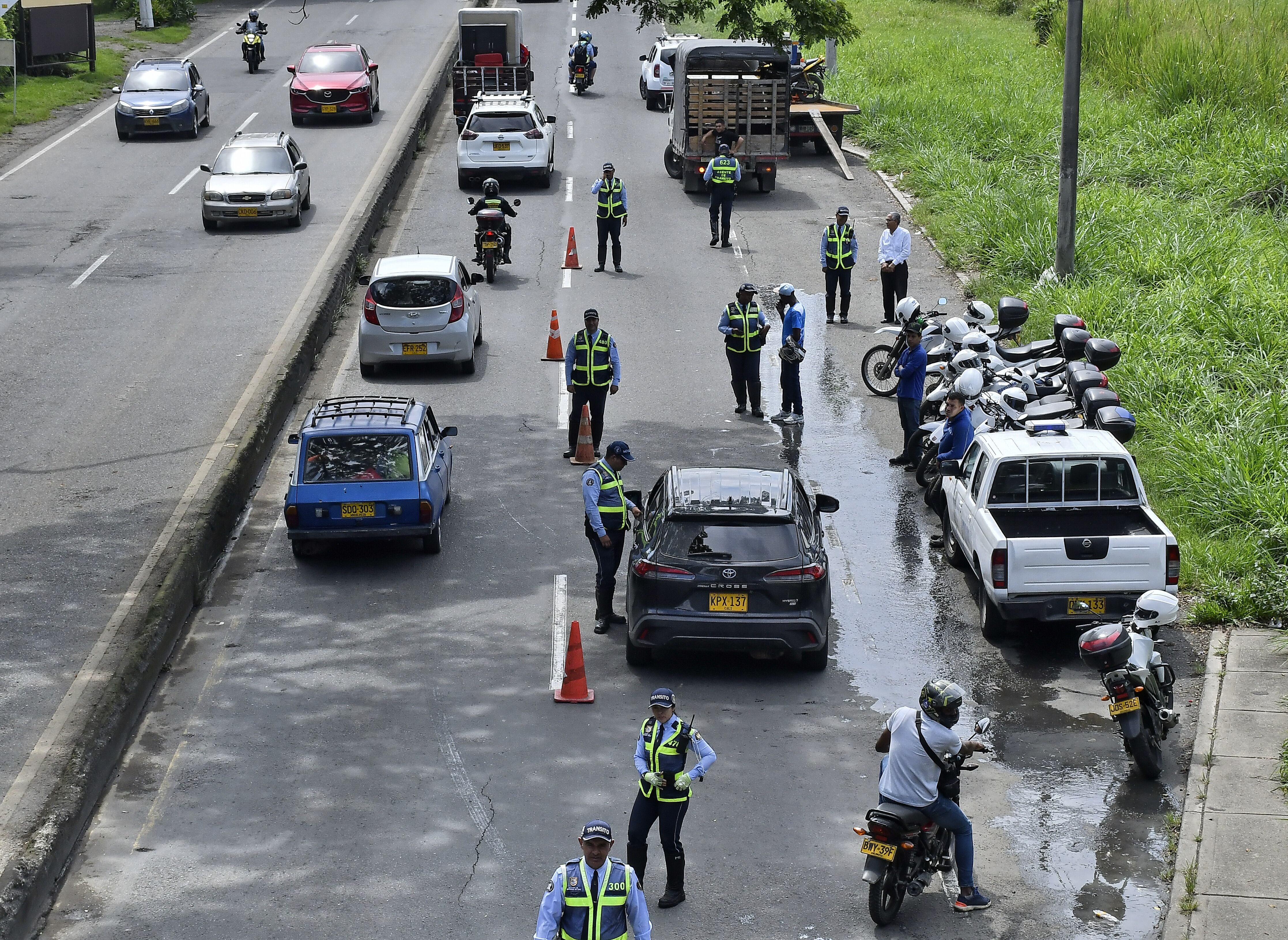 Las principales vías de ingreso y salida de Cali se encuentran totalmente monitoreadas por los agentes de tránsito de la ciudad, que establecieron puestos de control e hicieron un llamado a la precaución a la hora de conducir. La falta de documentación, el exceso de velocidad y el no uso del cinturón de seguridad son las principales causas de multas y llamados de atención. Fotos Raúl Palacios / El País.