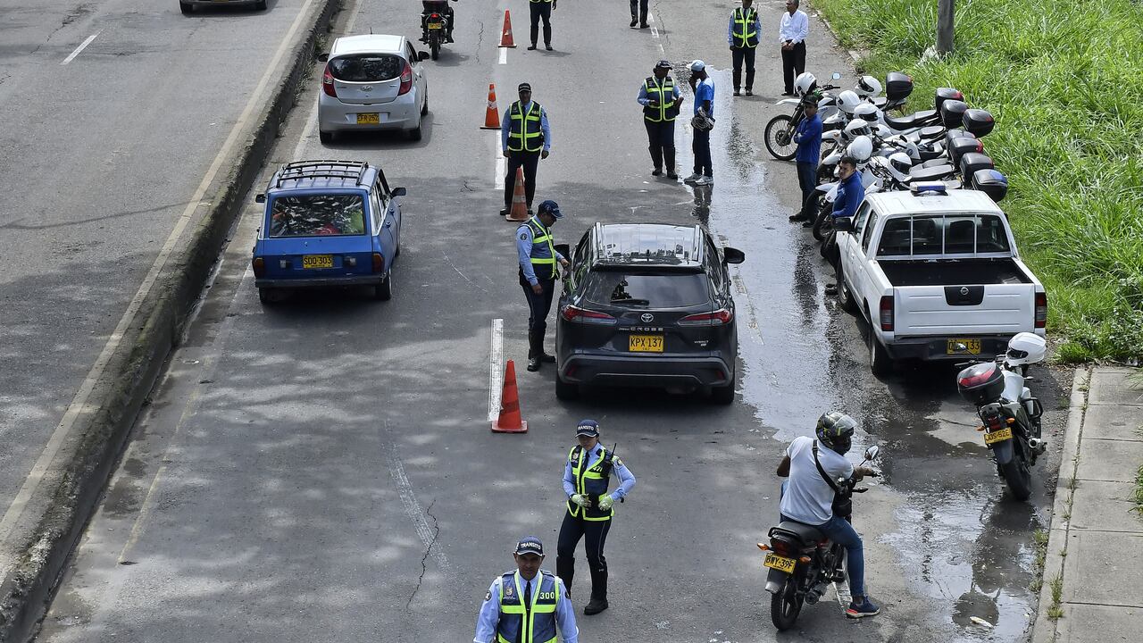Las principales vías de ingreso y salida de Cali se encuentran totalmente monitoreadas por los agentes de tránsito de la ciudad, que establecieron puestos de control e hicieron un llamado a la precaución a la hora de conducir. La falta de documentación, el exceso de velocidad y el no uso del cinturón de seguridad son las principales causas de multas y llamados de atención. Fotos Raúl Palacios / El País.