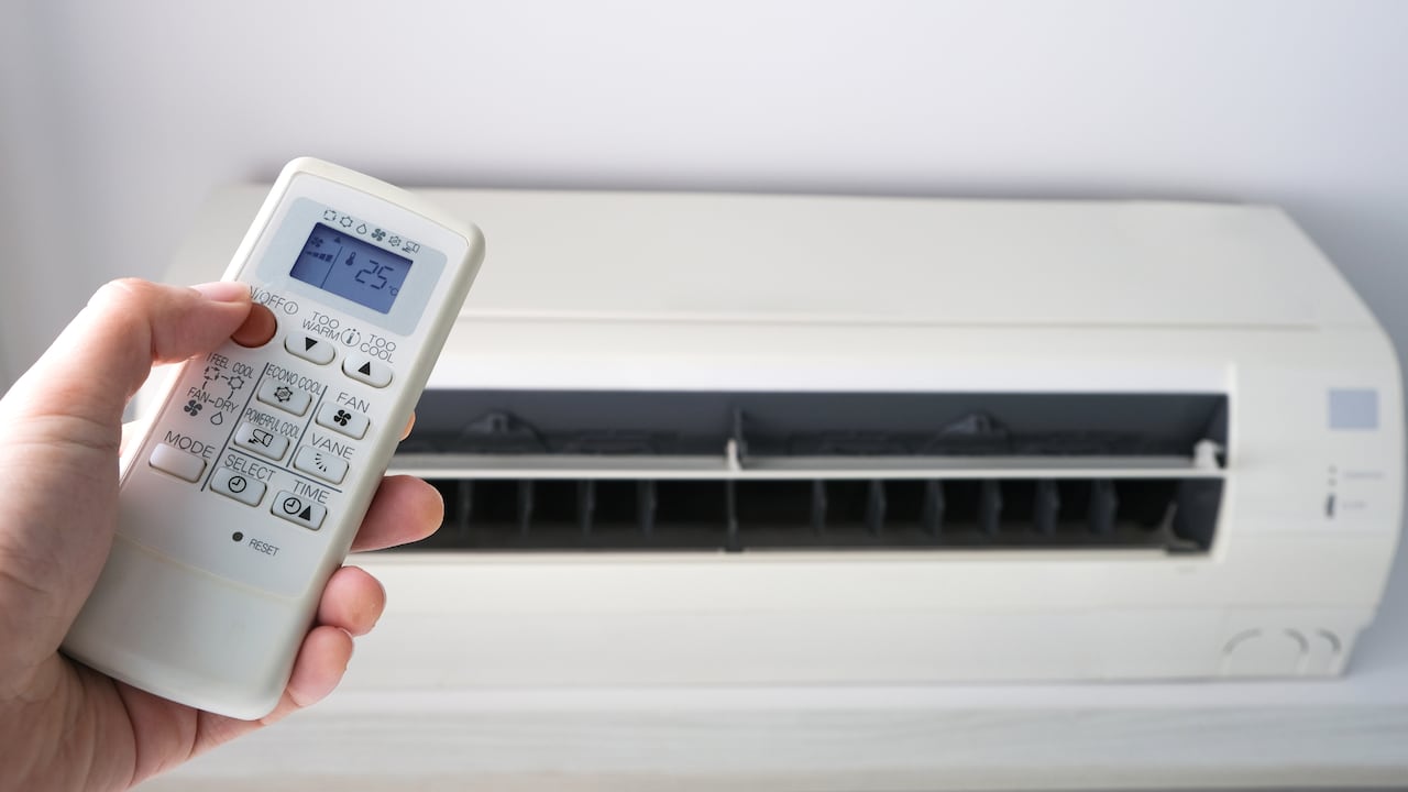 El aire acondicionado, puede consumir hasta 45 kWh de energía por día, si se mantiene encendido durante aproximadamente 9 horas.