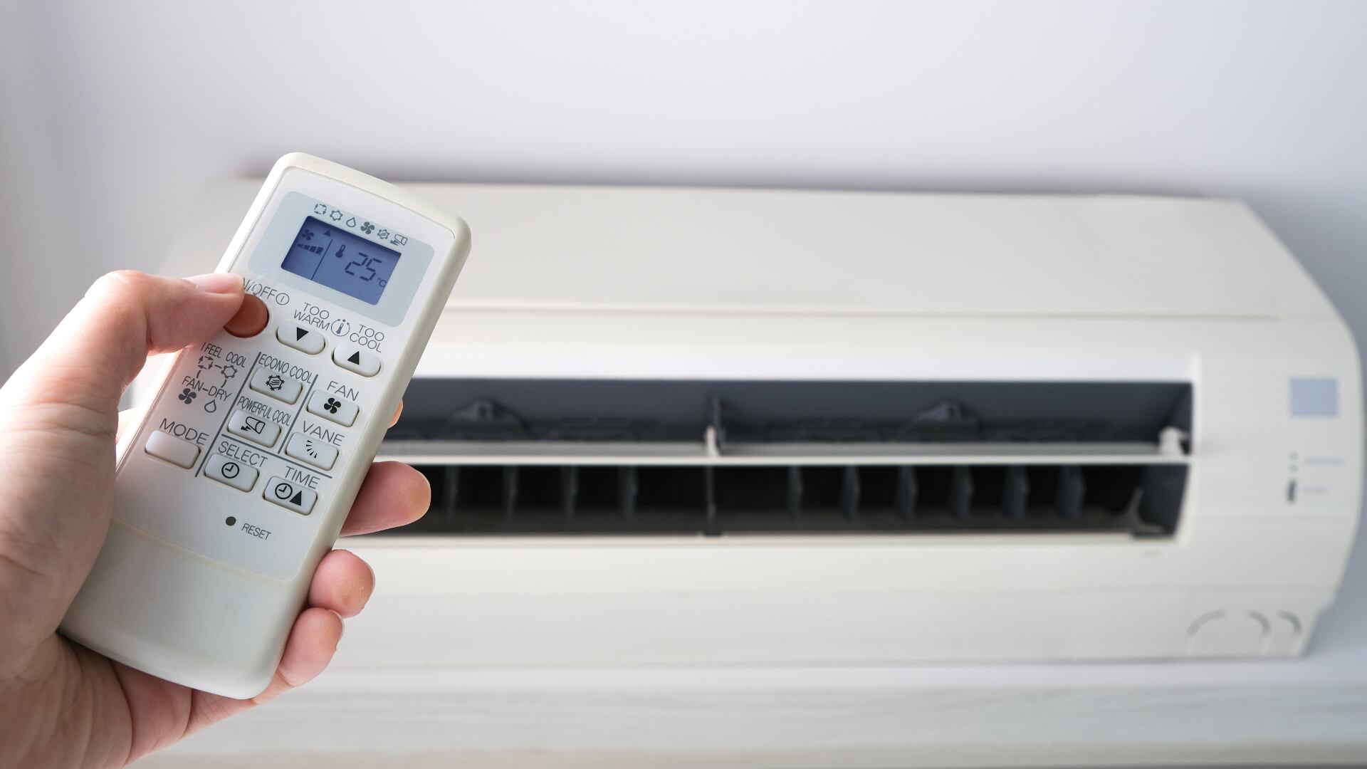 El aire acondicionado, puede consumir hasta 45 kWh de energía por día, si se mantiene encendido durante aproximadamente 9 horas.