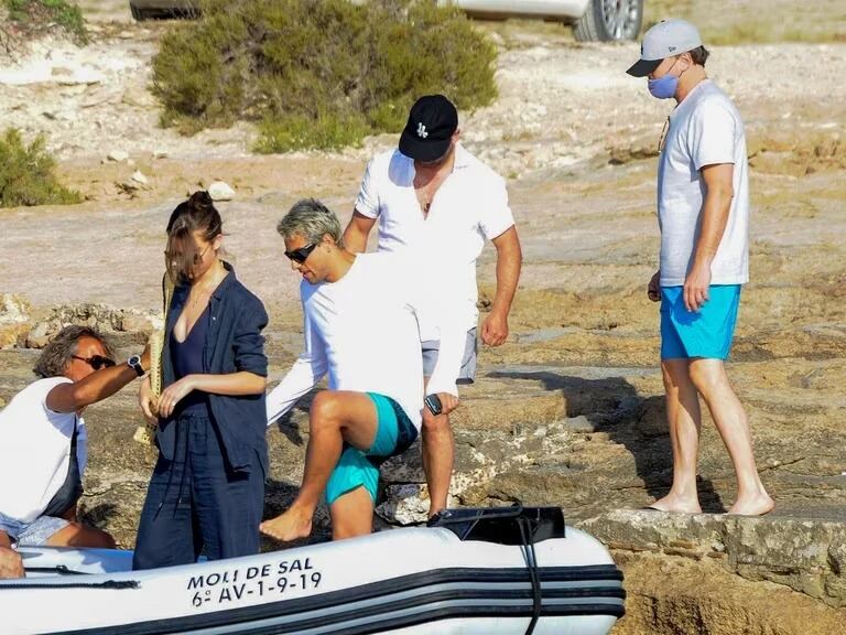 Los paparazis aseguraron que DiCaprio y Roche pasaron juntos la noche, pues volvieron con un vestuario distinto. Foto: Grosby.