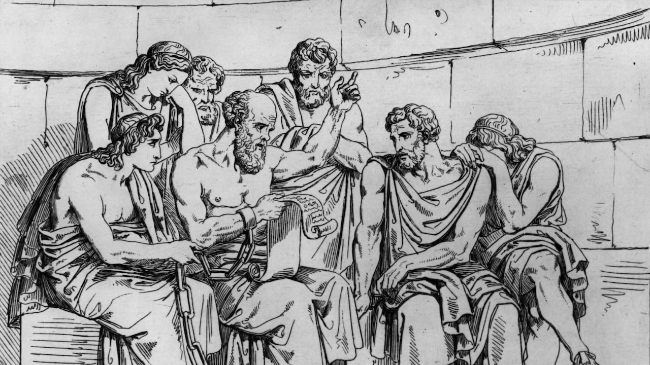 Alrededor del año 410 a.C., el filósofo griego Sócrates (469 - 399 a.C.) enseña sus doctrinas a los jóvenes atenienses mientras espera su ejecución. Obra de arte original: Un grabado sobre una pintura de Pinelli. (Foto de Hulton Archive/Getty Images)
