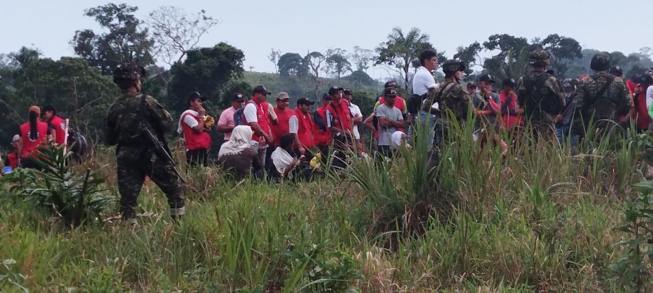 Los captores de los uniformados se identifican como miembros de guardias campesinas en el lugar.