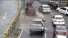 Lluvias dejan encharcamientos en la carrera séptima a la altura de la calle 74.