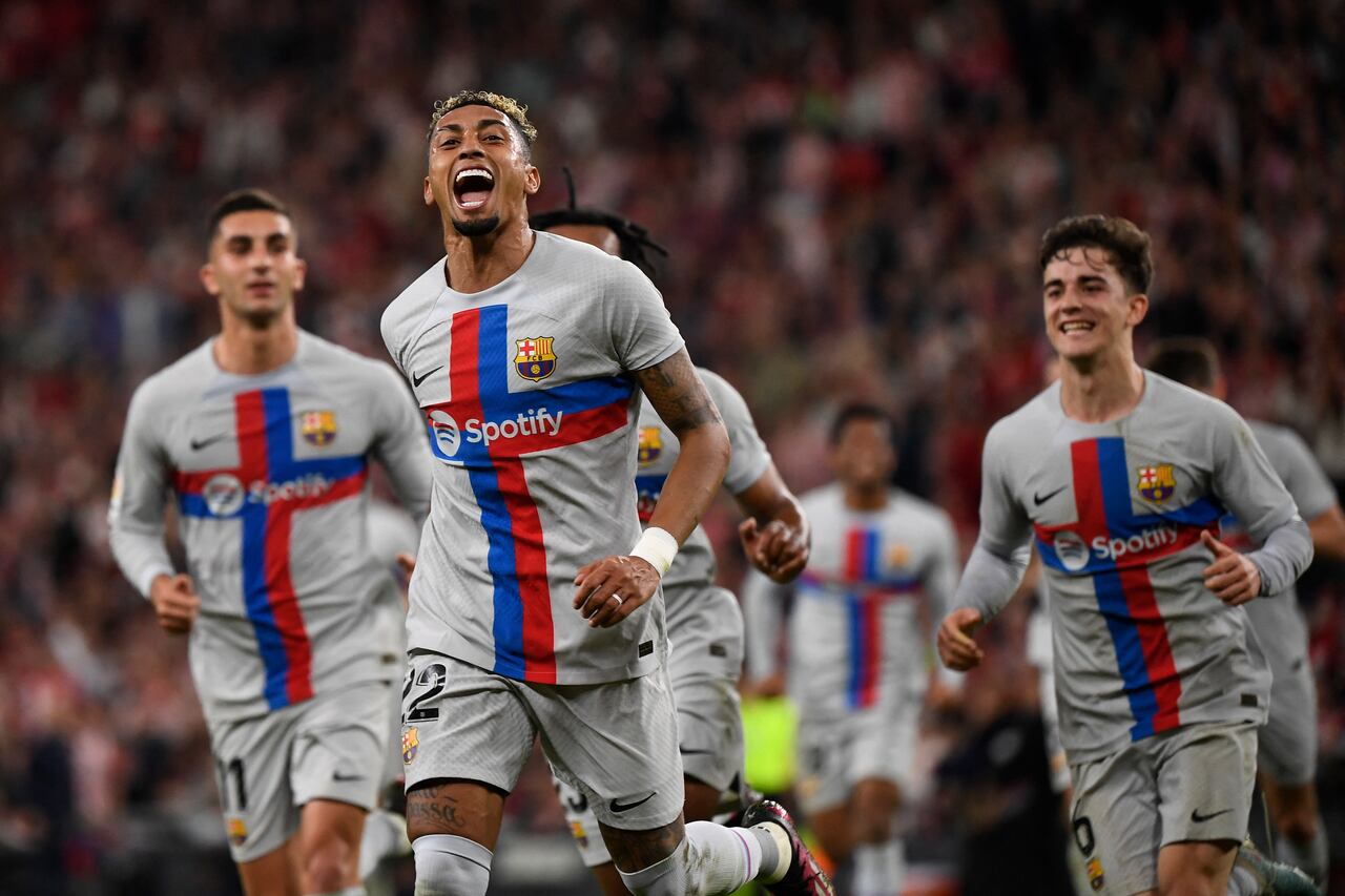 El brasileño Raphinha le dio la victoria al Barcelona en Bilbao. Foto: AFP.