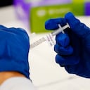 IMAGEN DE REFERENCIA: Un trabajador sanitario aplica una dosis de la vacuna contra el COVID-19 en un centro de vacunación en Morristown, Pennsylvania, EEUU, 7 de diciembre de 2021.
(AP Foto/Matt Rourke, File)