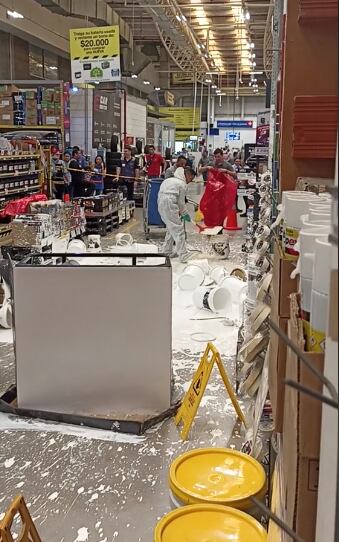 Así quedó el pasillo donde cayó la pintura.