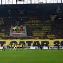 La hinchada del Borussia Dortmund criticó fuertemente el Mundial de Qatar 2022. Foto: AFP.