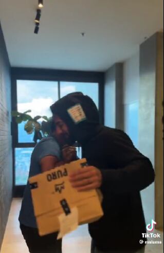 El domiciliario se sorprendió al ver que a la persona que le llevaba alimentos era nada más y nada menos que Maluma, uno de los principales exponentes del género urbano de Colombia.