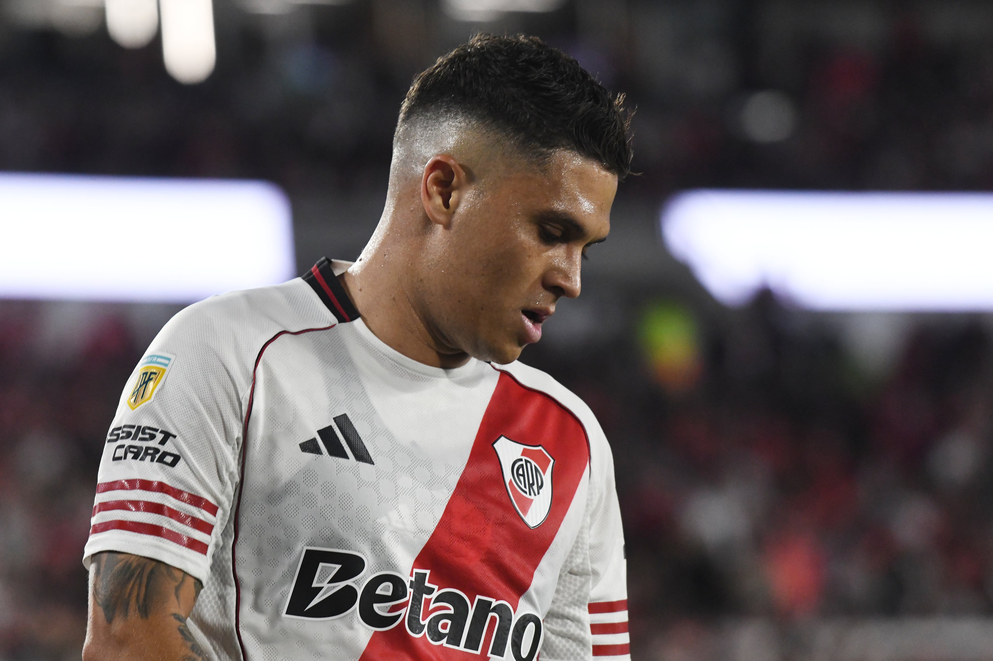 Juan Fernando Quintero of River Plate plays during the match between River Plate and Gimnasia y Esgrima La Plata at Estadio Mas Monumental in Buenos Aires, Argentina, on November 2. (Photo by Federico Peretti/NurPhoto via Getty Images)
