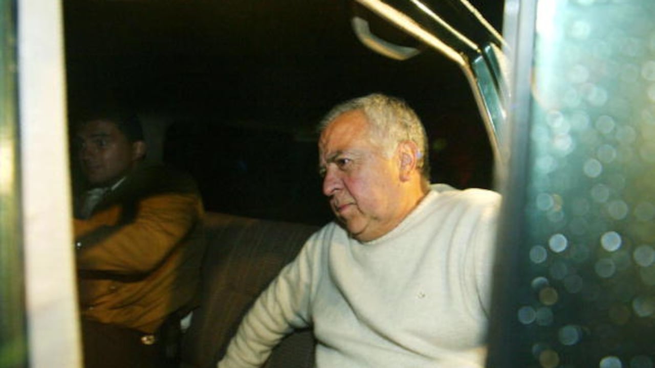 Fotografía del año 2002 que muestra a El Ajedrecista dentro de un carro a las afueras de la cárcel de Cómbita, Boyacá.