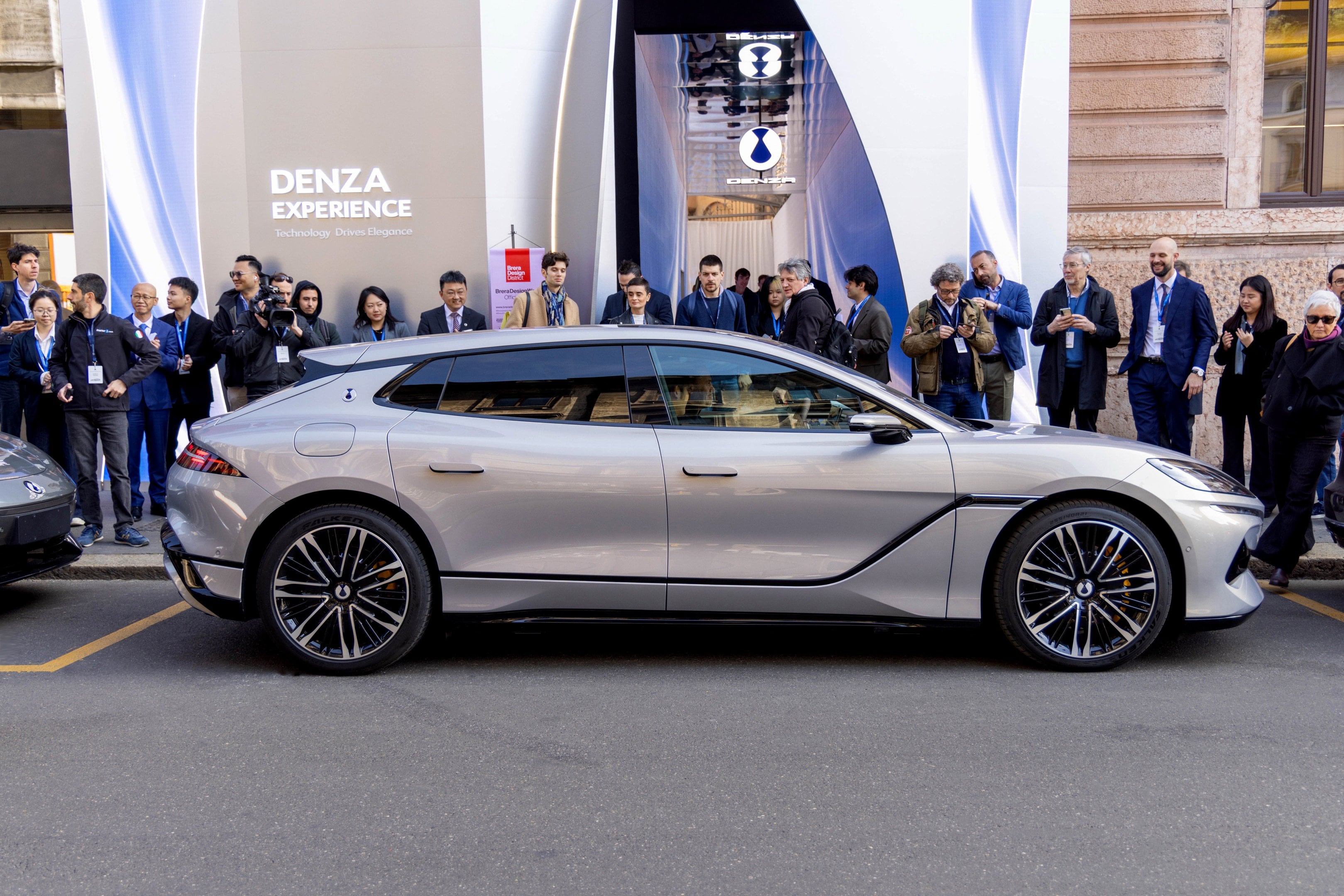 Denza, la firma de lujo de BYD, presentó, en Europa, el nuevo Z9GT, un superdeportivo que le apunta directamente a Porsche.