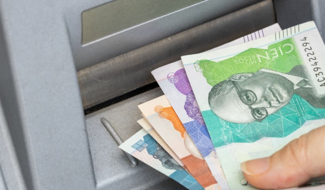 El retiro de dinero por cajero electrónico es una de las transacciones por las que se debe pagar en algunos casos el 4 x 1000