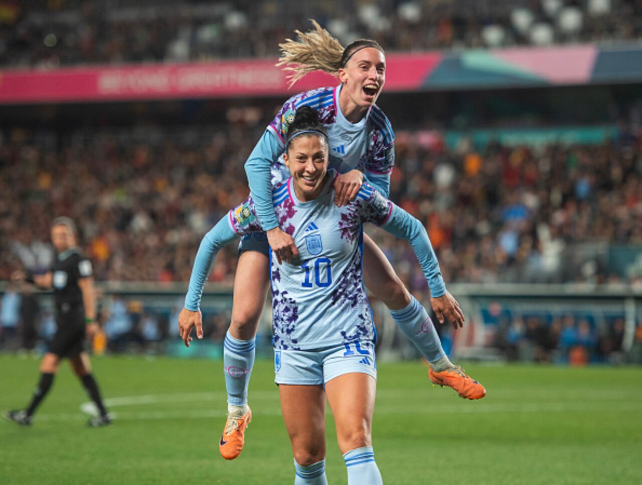Con una sensacional actuación de Aitana Bonmatí, que anotó dos veces, España goleó este sábado en Auckland a Suiza (5-1) y avanzó por primera vez en su historia a cuartos de final de un Mundial femenino.