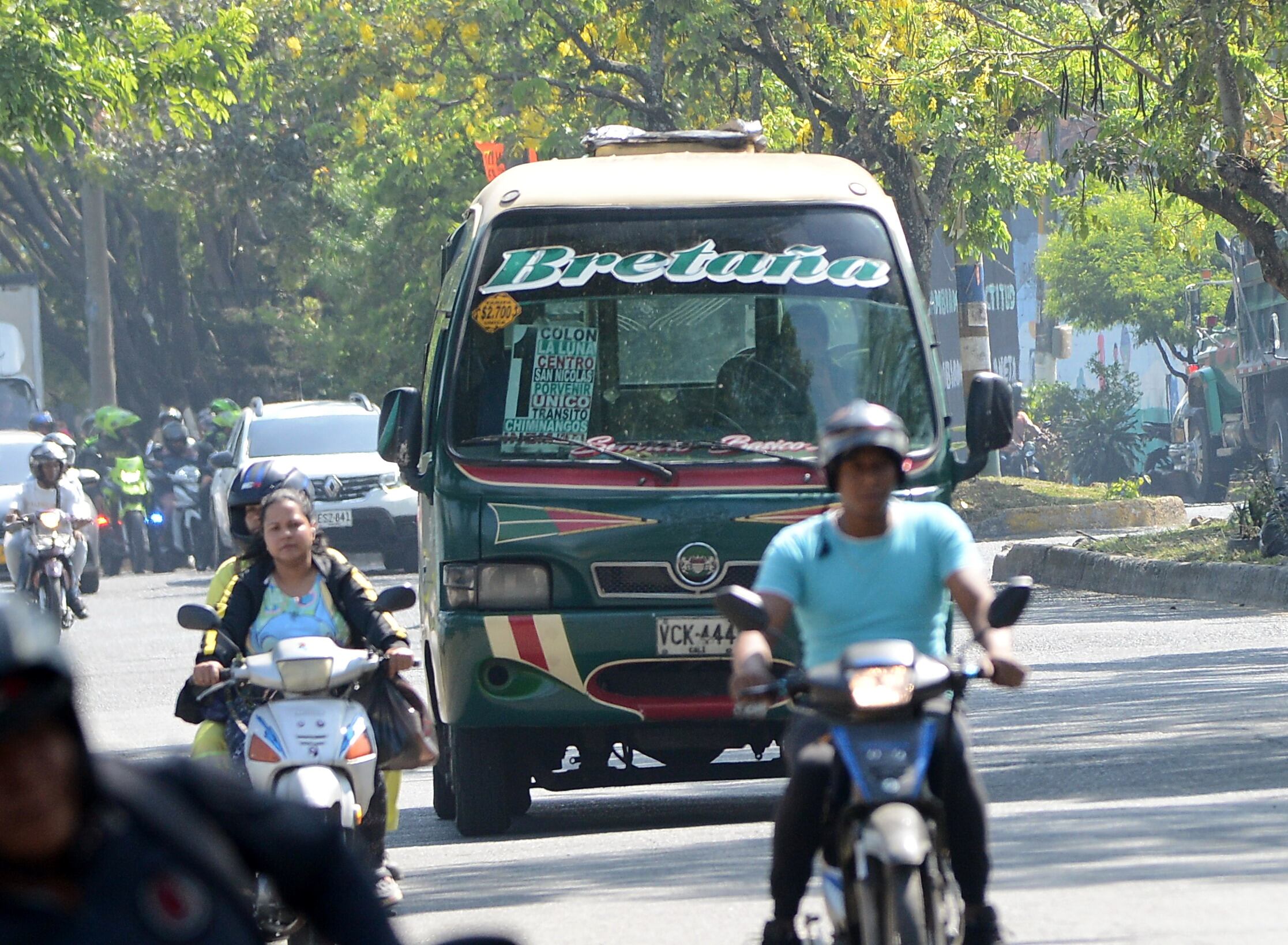 Cali: La flota de trasporte de servicio público que ciertas rutas del oriente de la ciudad, presentan muchos años de servicio y que en su mayoría no cumplen con las normas de seguridad generando accidentes en las vías. foto José L Guzmán.
