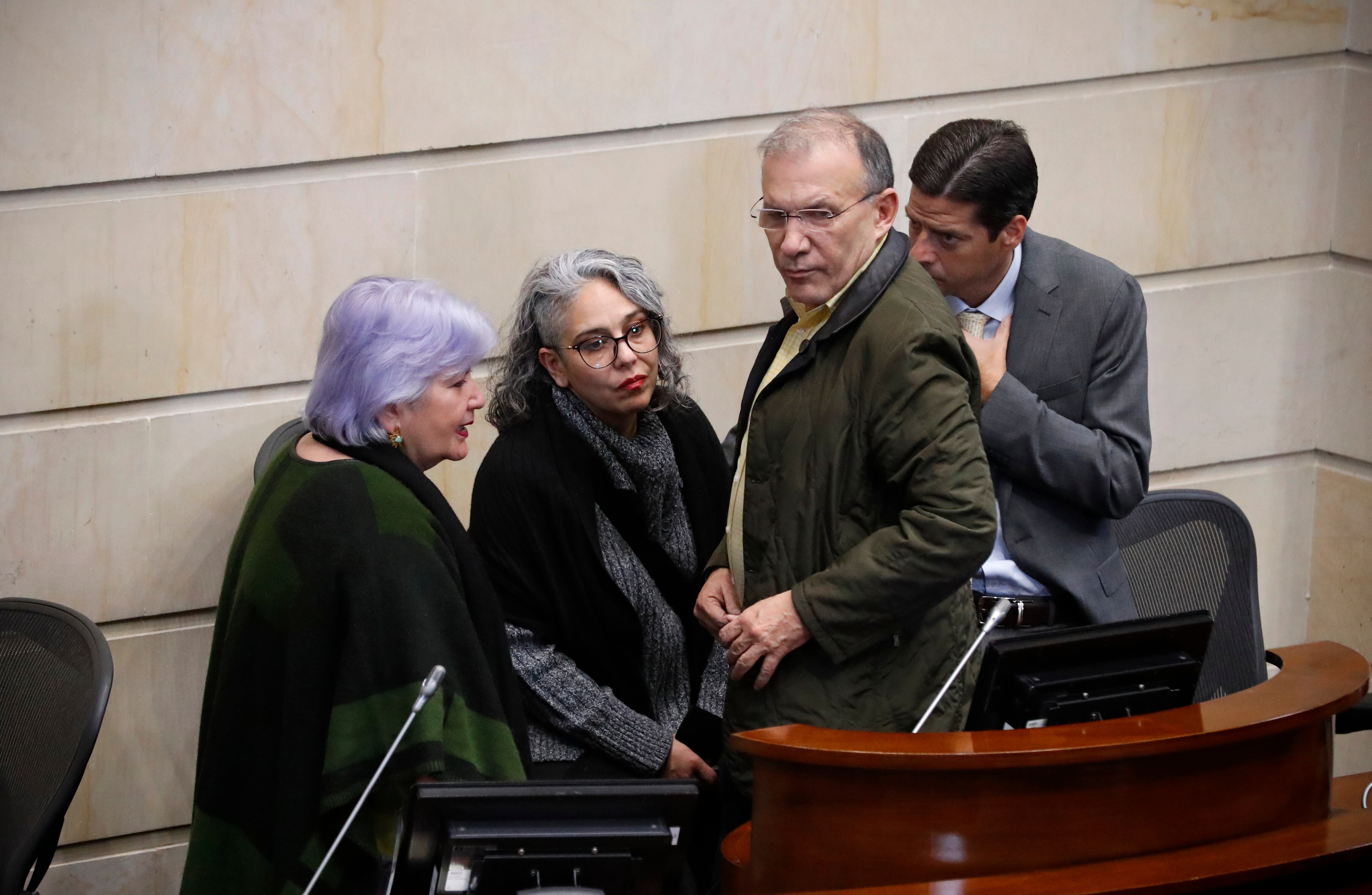 Congresistas saludan al presidente del Senado luego que el Consejo de Estado anulara la elección de Roy Barreras como senador por doble militancia
Bogota mayo 5 del 2023
Foto Guillermo Torres Reina / Semana