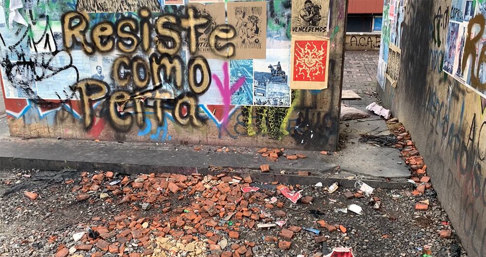 Base del pedestal del Bolívar ecuestre en el monumento a los héroes. El sitio se convirtió en una trinchera de los manifestantes al momento de enfrentarse con el ESMAD de la Policía de Bogotá.