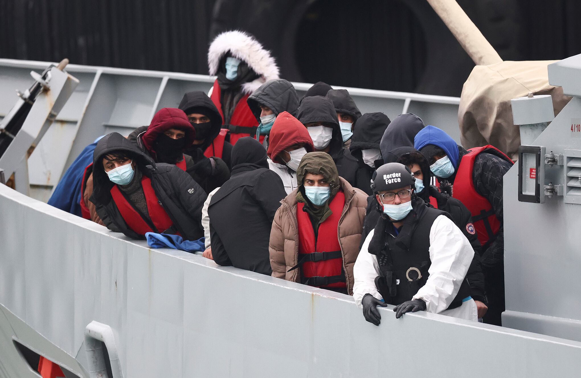 Migrantes rescatados llegan a las costas de Gran Bretaña.