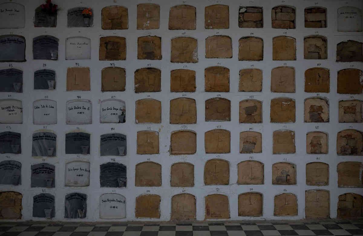 La Uaesp adquirió los contenedores para anticiparse al almacenamiento de cuerpos como un plan de contingencia ante la emergencia. Foto: Esteban Vega/SEMANA