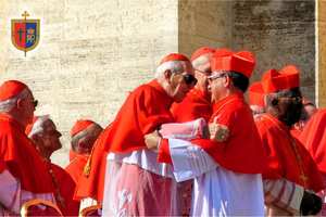 Desde la Plaza de San Pedro en Ciudad del Vaticano, el monseñor Luis José Rueda Aparicio.