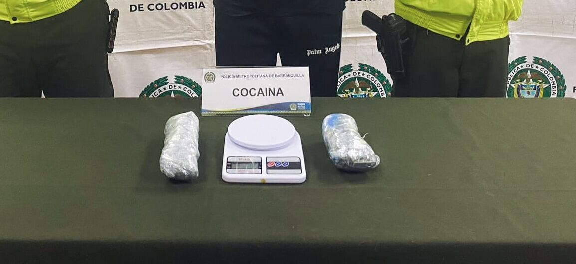 La droga y la gramera incautada a alias Kener en su vivienda