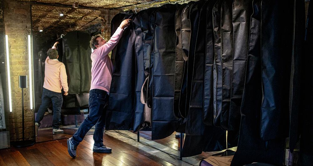 Jorge Duque junto a sus diseños para la Bogotá Fashion Week.