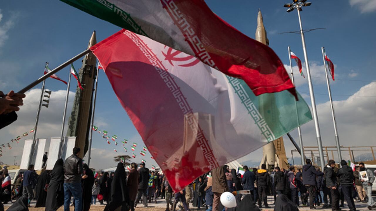 Según ese medio se trata de barcos llenos de cajas de municiones que “zarpan principalmente desde el puerto iraní de Amirabad en el Mar Caspio para atravesar sus aguas y entregar el cargamento del otro lado, en el puerto de Astrakhan”, en Rusia. (Photo by Morteza Nikoubazl/NurPhoto via Getty Images)