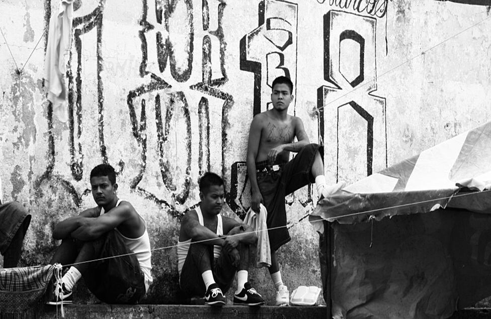 En Cojutepeque miles de hombres, la mayoría jóvenes, confían en que el acuerdo les haga un poco más fácil la vida a los miembros de las pandillas, adentro y afuera, y así la violencia amaine. 
